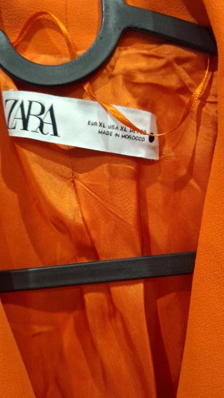 Traje Zara naranja chaqueta y pantalón