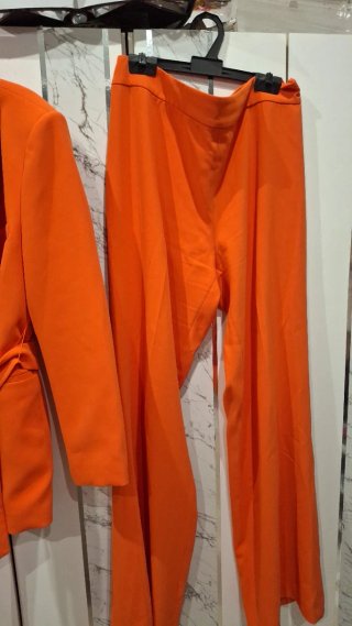 Traje Zara naranja chaqueta y pantalón