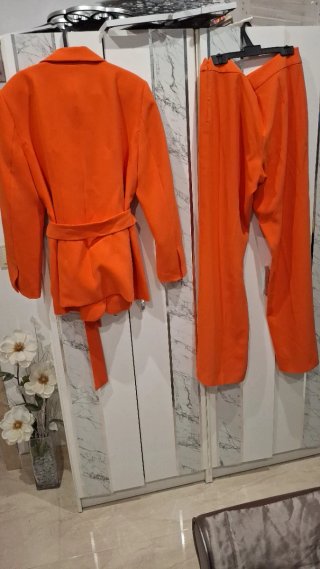 Traje Zara naranja chaqueta y pantalón