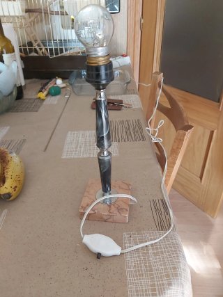 Lámpara de mesita con base de mármol