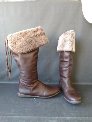 Botas altas de Alpe, color marrones con pelos.