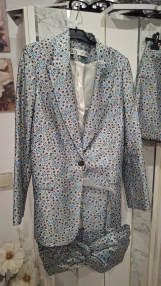 Traje Zara estampado floral blazer y falda