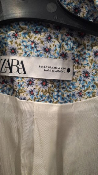 Traje Zara estampado floral blazer y falda