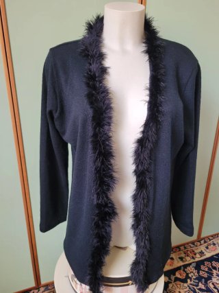 Cardigan nero con piume