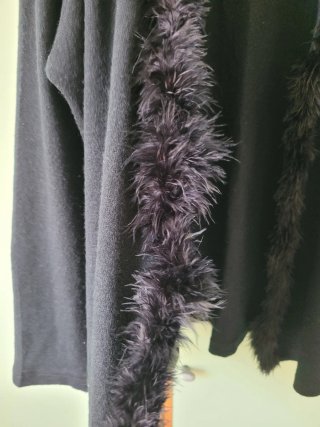 Cardigan nero con piume