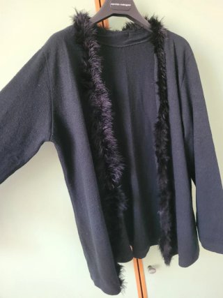 Cardigan nero con piume