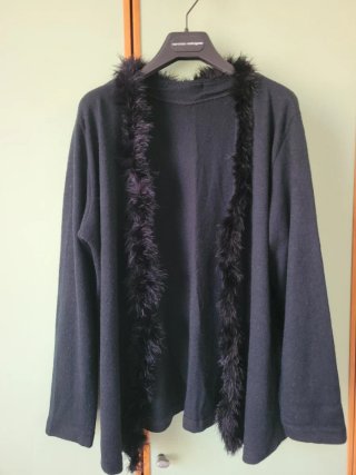 Cardigan nero con piume