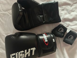 Guantes de Boxeo 16oz y Vendajes Venum
