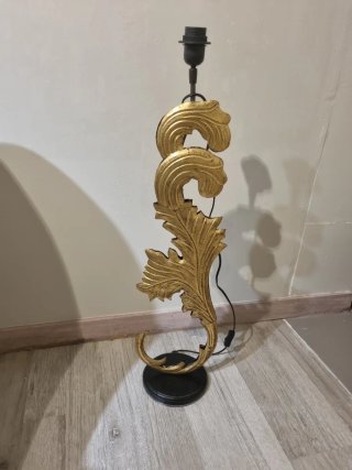 Pie de lámpara decorativo dorado y negro