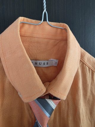 Traje de niño beige y naranja
