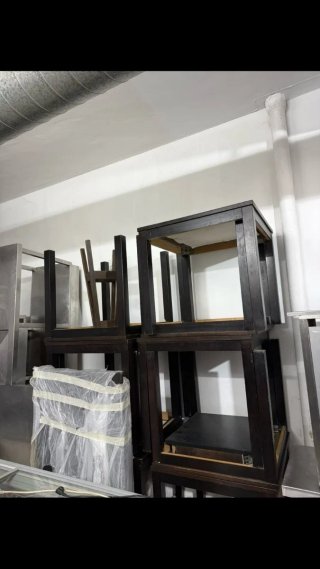 Mesa de madera oscura