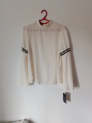 Blusa Zara blanca con etiqueta