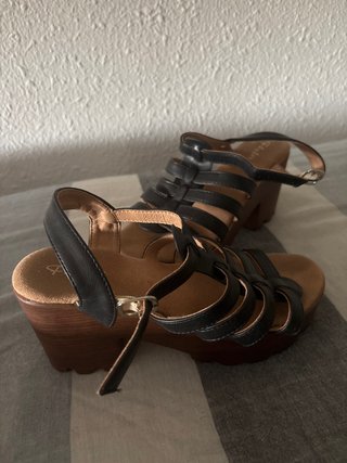 Sandalias de cuña negras