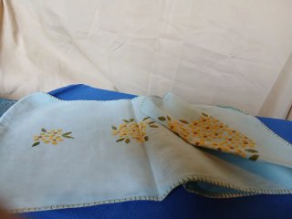 Runner ricamato con fiori gialli