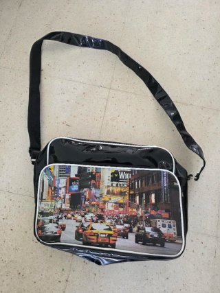 Bolso Negro con Diseño de Ciudad