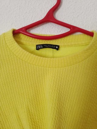 Jersey Zara amarillo crop top nudo