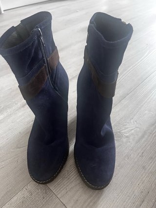Botines de tacón azul oscuro. 9 cms. Ante.