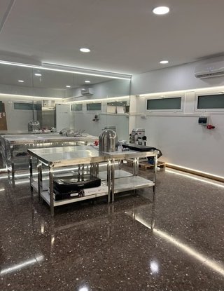 R-7940901 Traspaso Cafetería con Obrador y Terraza