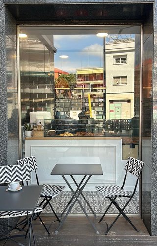 R-7940901 Traspaso Cafetería con Obrador y Terraza