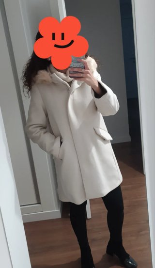 Abrigo de paño blanco con capucha