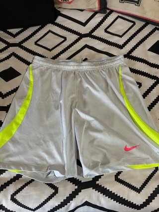 Conjunto deportivo Nike gris y neón