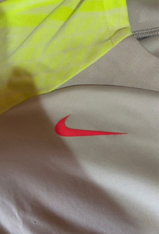 Conjunto deportivo Nike gris y neón