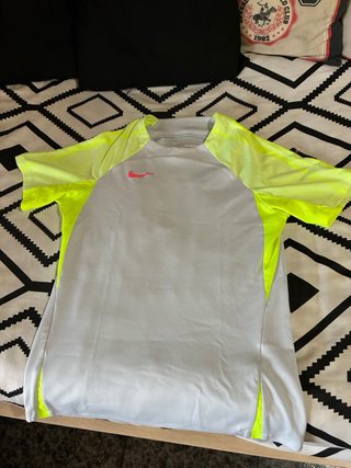 Conjunto deportivo Nike gris y neón