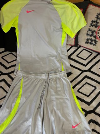 Conjunto deportivo Nike gris y neón