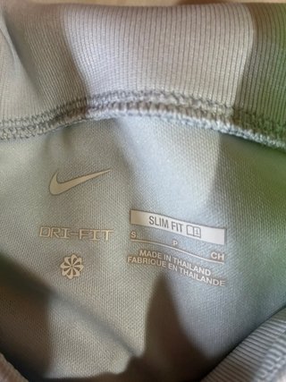 Conjunto deportivo Nike gris y neón
