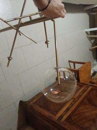 Lámpara Colgante Dorada con Esferas de Cristal
