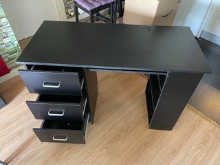 Escritorio con cajones y estantería