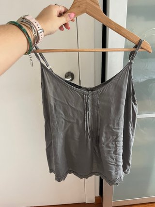 Blusa gris con encaje