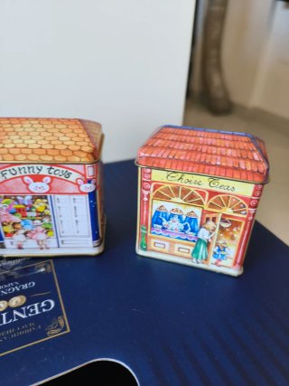 Set di 4 Scatole in Latta Vintage a forma di Casa