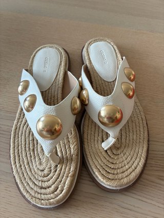 Sandalias Oysho blancas y doradas