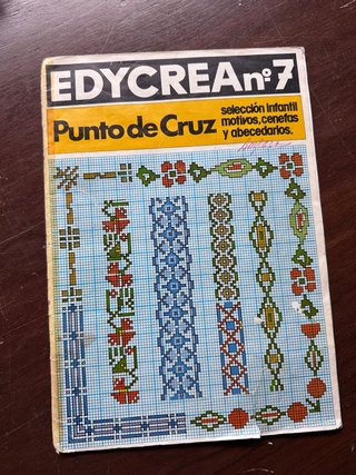 Libro punto de cruz antiguo