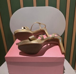 Sandalias de tacón Naturalizer doradas Talla 10 US