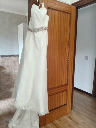 Vestido de novia con detalle de pedrería