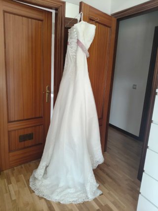 Vestido de novia con detalle de pedrería