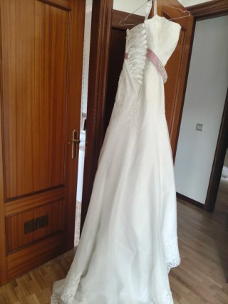 Vestido de novia con detalle de pedrería