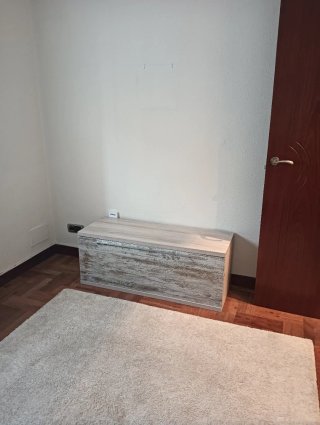 Mesa de centro blanca con hueco