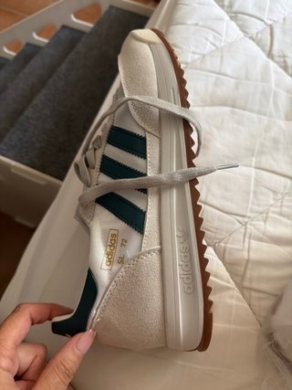 Zapatillas adidas blancas y negras