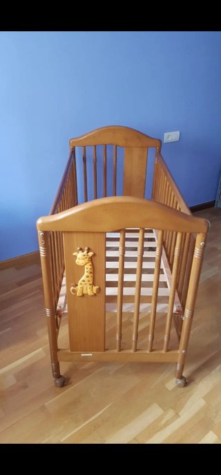 Cuna de madera para bebé