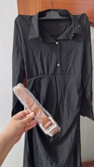 Vestido negro con cinturón marrón