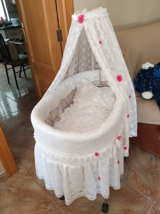 Moisés de bebé blanco con dosel