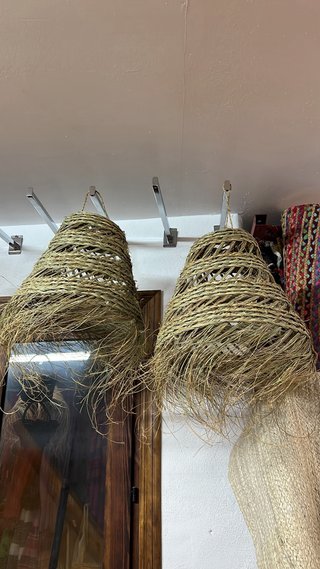 Lámpara artesanal de mimbre