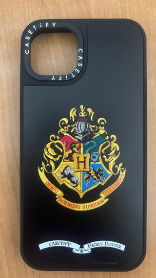 Funda Casetify Escudo Hogwarts iPhone 13/14 Negra