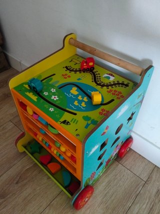 Andador de madera para bebé con actividades