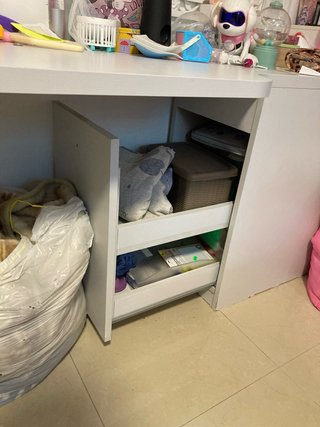 Escritorio blanco con cajones morados