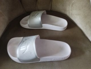 Chanclas Puma Plateadas y blancas