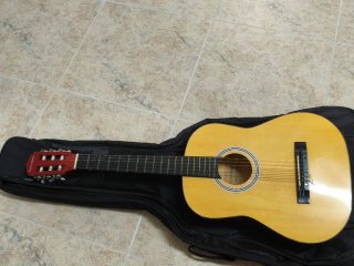 Guitarra 3/4 para iniciación, incluye funda.